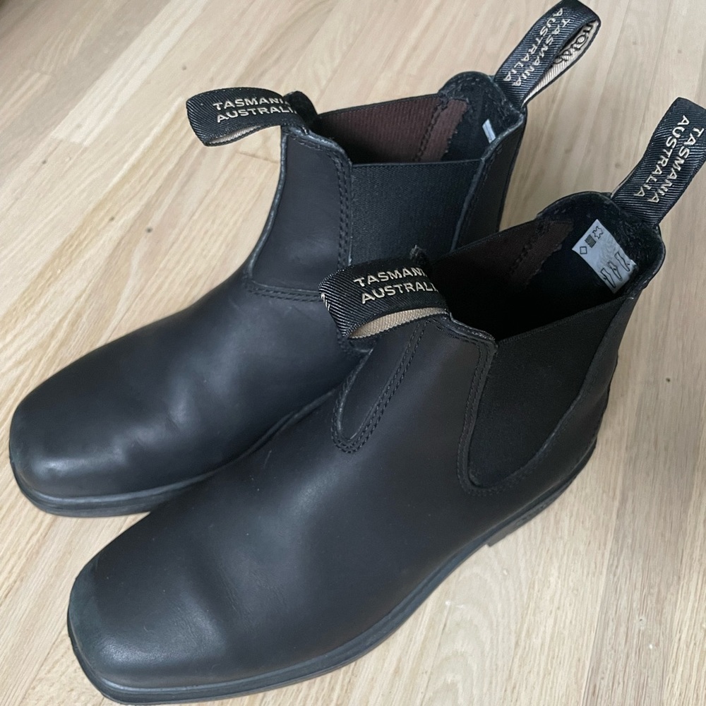 US women’s size 8 (AU/UK size 5) black Blundstones.